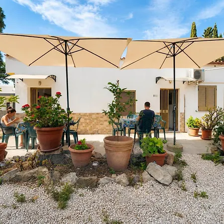 Villa Sa Jacaranda -beachside With Private Parking *